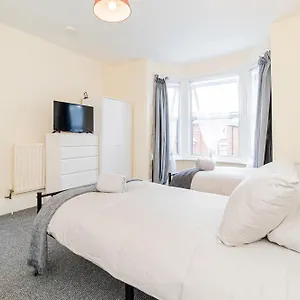  Guest house Shirley House 5, Guest House, Self Catering, Self Check In With Smart Locks, Use Of Fully Equipped Kitchen, Close To Centre, Ideal For Longer And Fawley Contractors